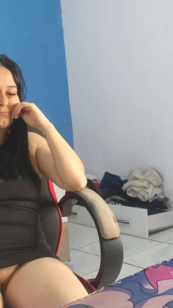 Must-share στιγμή από το "Hot wife καλωσορίζει τον τεχνικό PC γείτονά της με μια πολύ προκλητική στολή και τον αφήνει να τη γαμήσει"