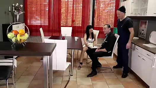 Sürtük karım evde yokken en iyi arkadaşım tarafından sikilmeyi seviyor