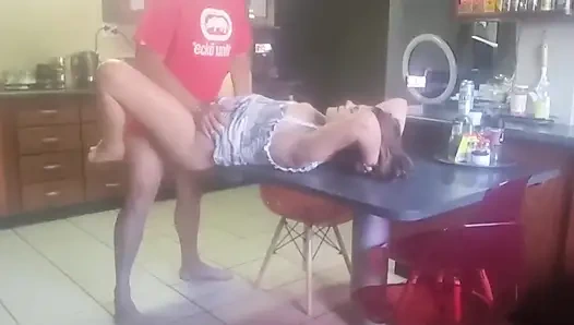 Kakak iparku bikin aku meringis keenakan di meja dapur