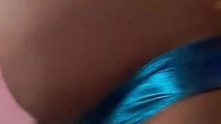 Bhopal Typ im metallischen blauen Höschen-Bikini