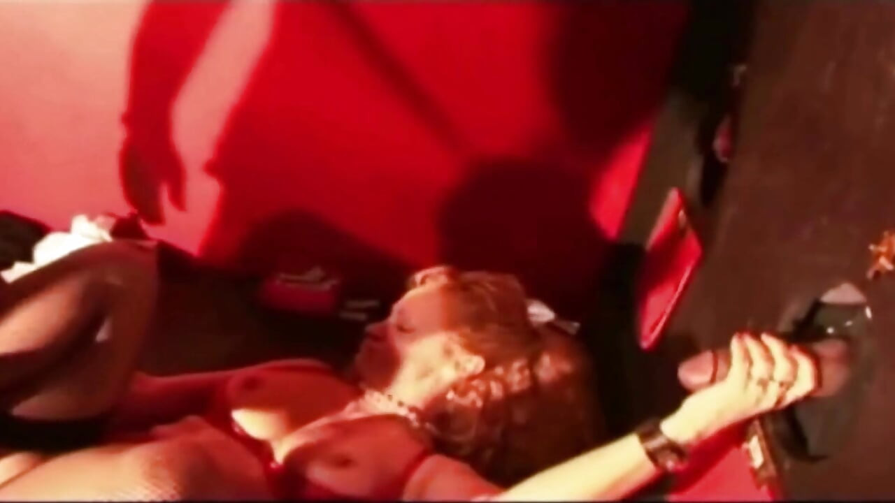 Plavuša sa velikim grudima francuska MILFA je uništena u gangbangu
