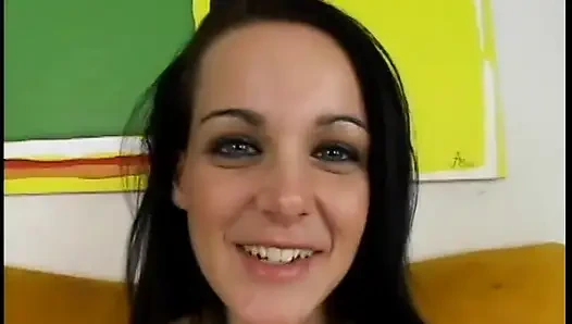 Симпатичная брюнетка сосет член оператора на коленях