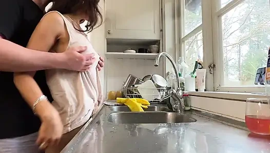 Geile ehefrau wird in der küche gefickt, während sie das geschirr macht