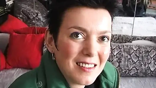 Büyük memeli amatör orta yaşlı seksi sürtük küçük yarak emiyor