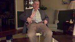 Papai se masturbando mostrando os pés descalços