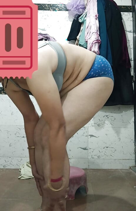 Priya bhabi hot body show in bathroom