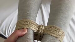 Un maître baise des esclaves pieds attachés dans des chaussettes