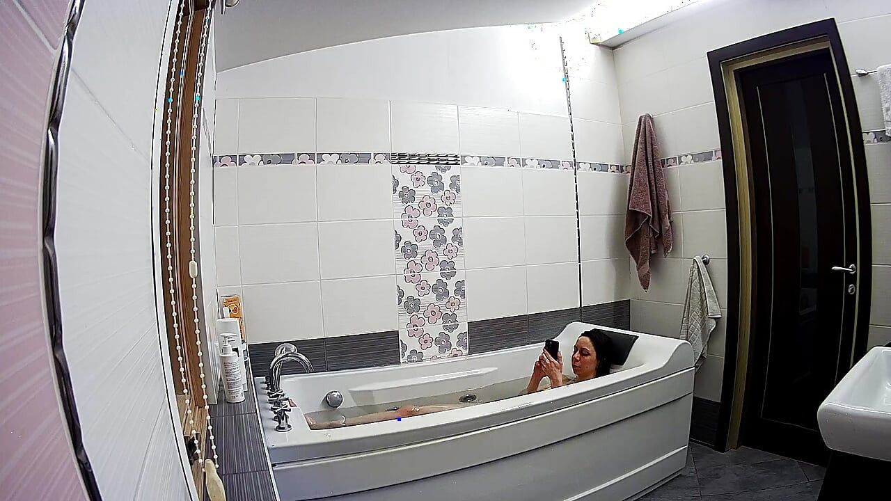 Μπάνιο: Η Στέλλα χαλαρώνει και τραγουδάει στο μπάνιο - πραγματική ερασιτεχνική σκηνή στο μπάνιο
