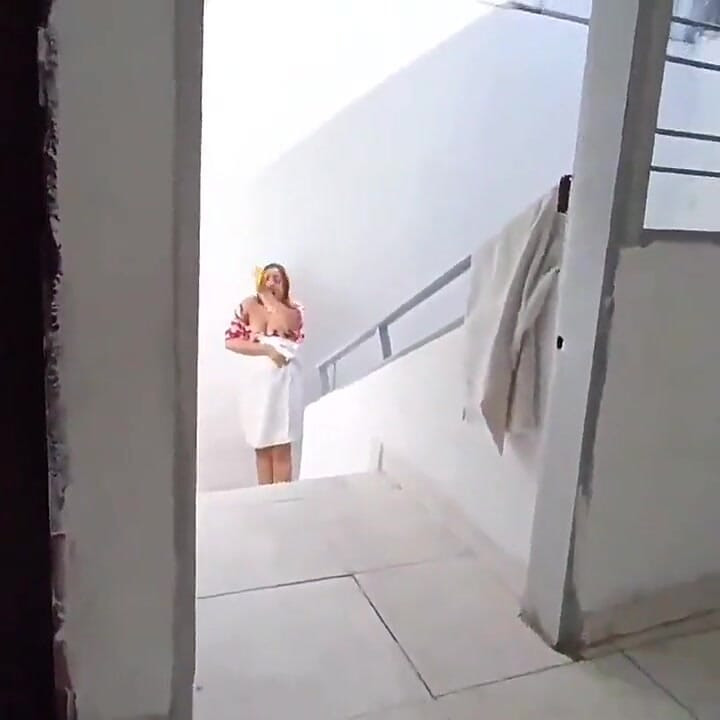 나는 아무도 집에 없을 때 의붓 오빠와 장난을 칩니다.