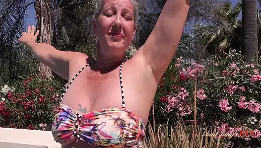 Meeting Hot Mature MILF Maggie Moon at the Hotel Pool
