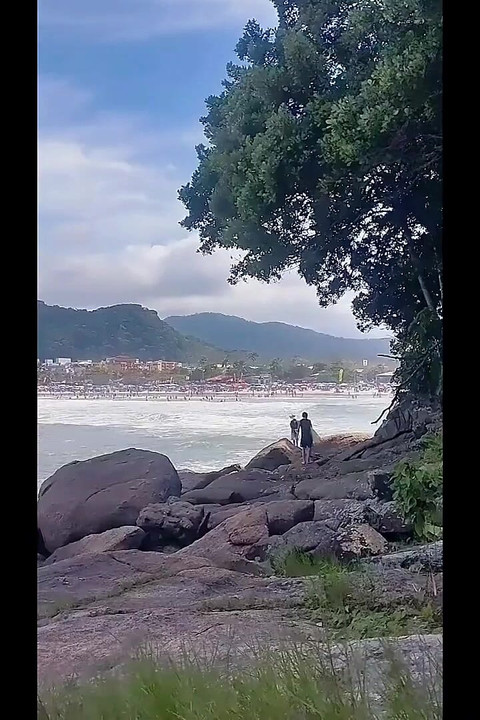 我在海滩上的岩石上炫耀, 渔夫差点抓住了我.