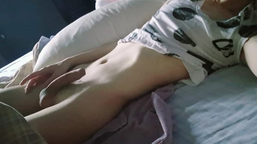 Smooth Asian Twink Cumming onto Snatched Belly in Bed