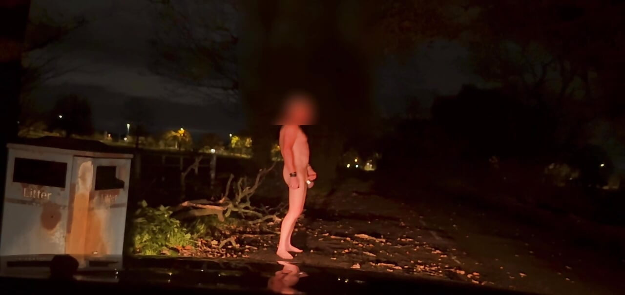 Je me déshabille de mon corps en bas et je me branle au bord de la route