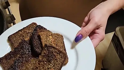 Die neue emmas Kochshow. S1e1: Brote und nackte titten.