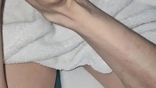 Melove si cewek seksi dengan kaki mungil yang super seksi ini lagi asik muasin memeknya sampai muncrat - close up