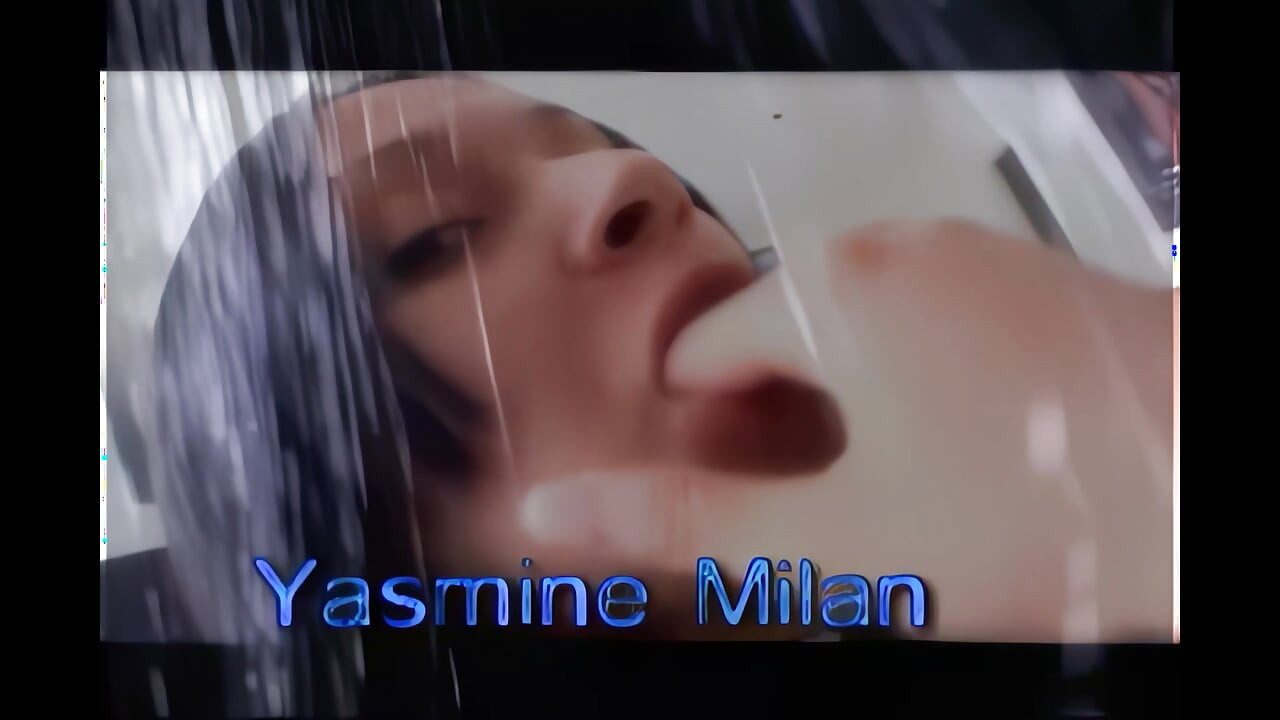 Yasmin spielt und schluckt einen riesigen Schwanz