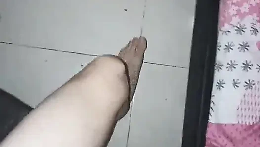 Junge brünette sagt, dass ich sie zum ersten mal wie eine frau fühlen lasse, da ihr ehemann ihr im bett nicht nachkommt, sie ich