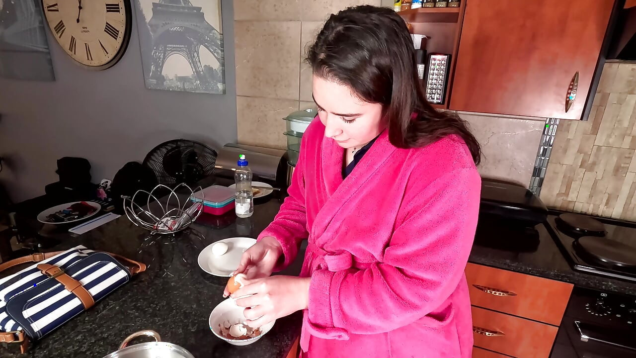 POV pušenje kurva jede spermom prekrivena jaja za doručak