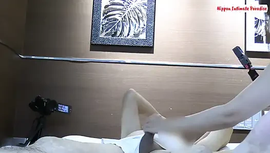 Si cewek imut dengan tubuh aduhai ini lagi asik muasin memeknya pakai jari sampai lututnya menganga lebar