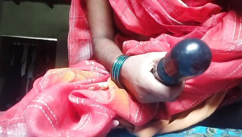 Sister-in-law with big pussy put her finger in her pussy and took out the water from the pussy with a sex vibrator.