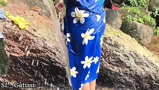 Gadis alami Sri Lanka lagi mandi