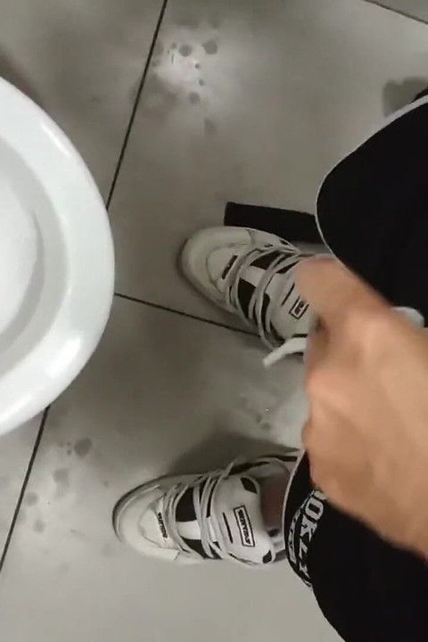 ช่วยตัวเองในห้องน้ําสาธารณะ