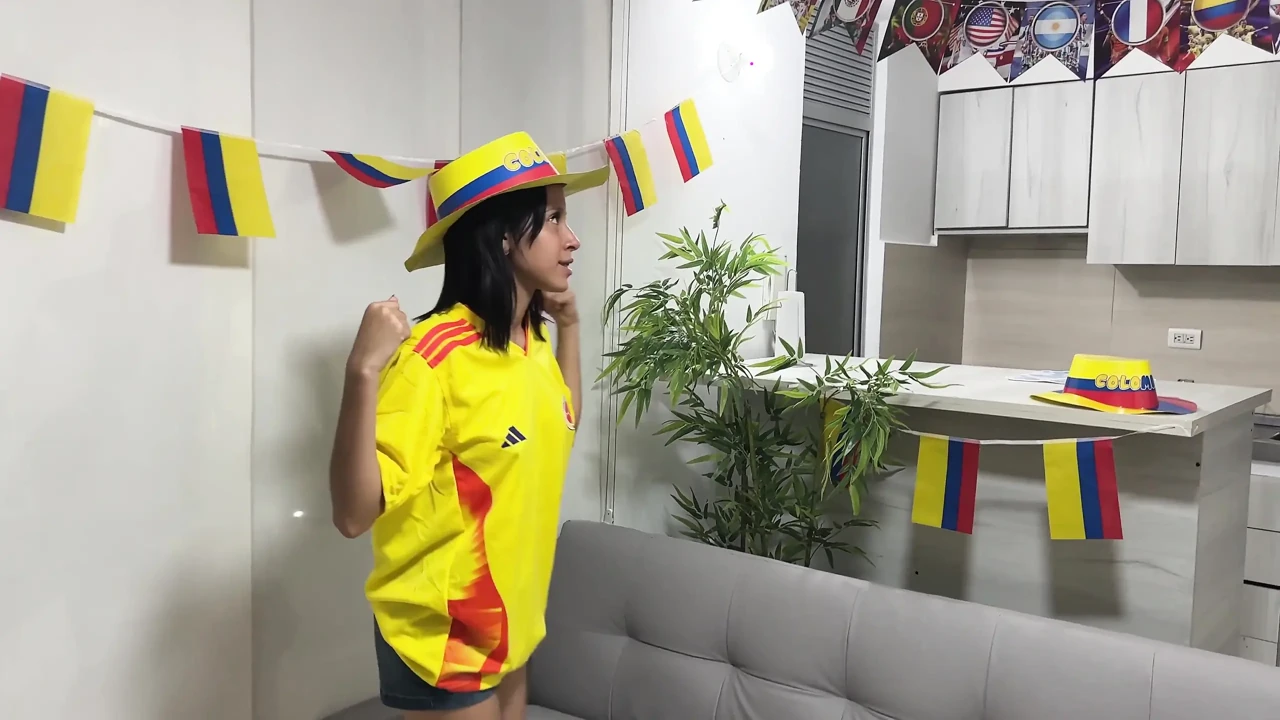 我的拉丁好朋友不穿内裤等我，如果她赢得2026年世界杯的茶特辑，她会打赌她湿润的阴户