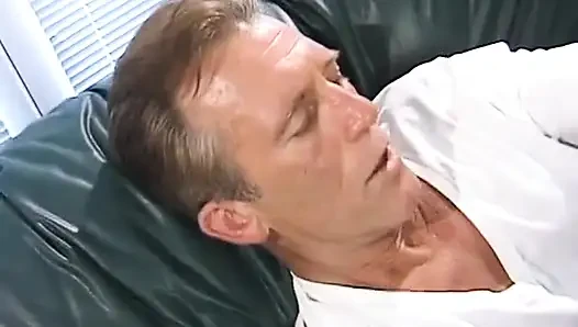 Zenci tatlı kız 69 pozisyonundan sonra yaşlı adamla sikiliyor