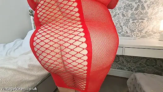 ИЗВРАЩЕННАЯ ХОТВАЙФ-ТОЛСТУШКА В СОБЛАЗНИТЕЛЬНЫХ ЧУЛКАХ-СЕТОЧКАХ ДЛЯ ТЕЛА