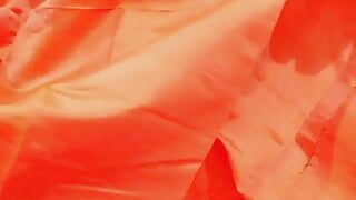 サテンの手コキ-継姉妹のサテンの絹のようなオレンジ色のスーツがペニスの頭をこする（85）