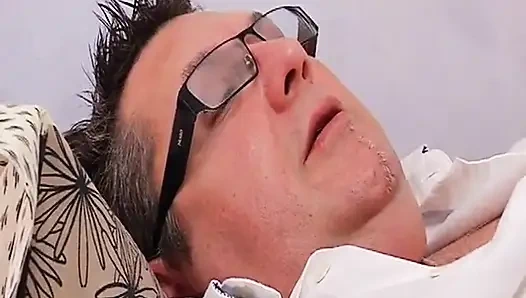 Kurviges schätzchen mag es, beim amateur-casting tief in den hals zu kommen