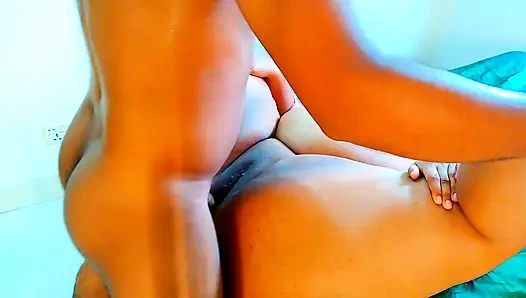 Stiefmutter ist sehr geil, während sie ihr hilft zu kommen, ich habe hart in ihre enge muschi gefickt, aber ich komme versehentlich