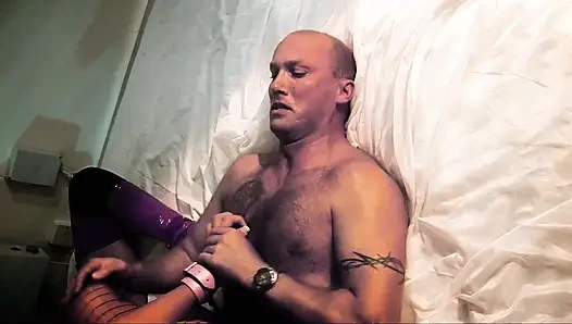 Azgın esmer aynı anda arkadaşıyla bu adama sakso çekiyor