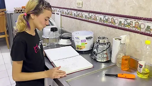 Üvey kız kardeşim kalp kırıklığı yaşıyor ve götünde büyük yarağımla onu rahatlatıyorum.