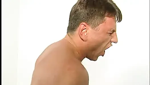 Canı sıkılan orta yaşlı seksi kadın kamerada sikişiyor