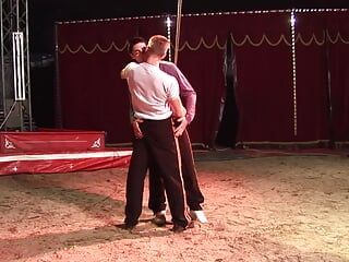 Pemain sirkus melakukan aksi besar dengan ngentot anal