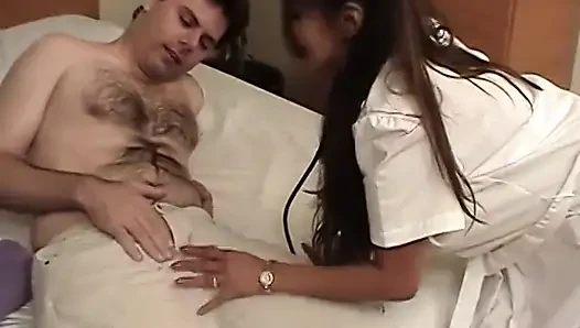 Geile patientin knallt sexy krankenschwester hart, nachdem sie einen blowjob bekommen hat
