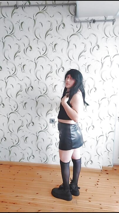 Deri etekli ve ateşli taytlı güzel gotik prenses femboy tatlı çekici vücut