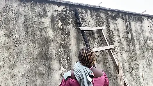 Sikimin amında olduğunu anlayamadan komşumun d ipine elbise koymasına yardım etmeye çalışıyorum