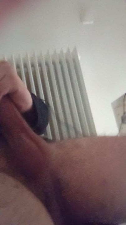 欲火中烧的男人抚摸鸡巴