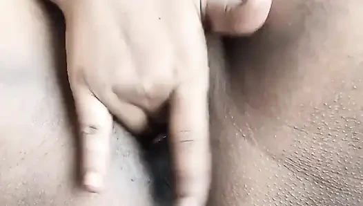 Spandana lagi asik fingering memeknya