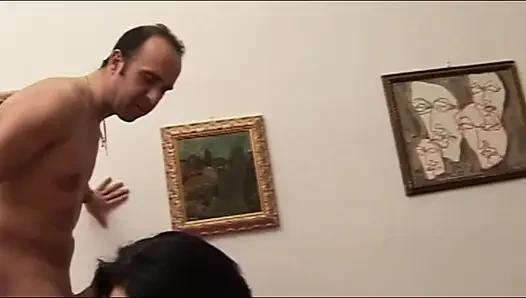 Муж наблюдает, как его жену трахают двое его особенно одарённых друзей