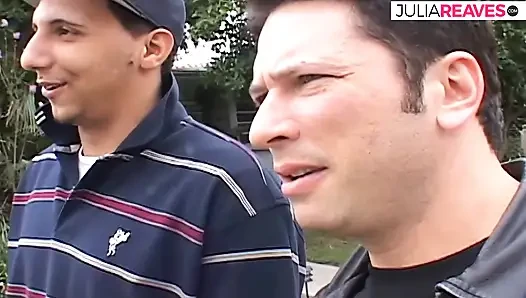 Geile schlampe bekommt nach einem heißen gangbang den mund mit sperma gefüllt