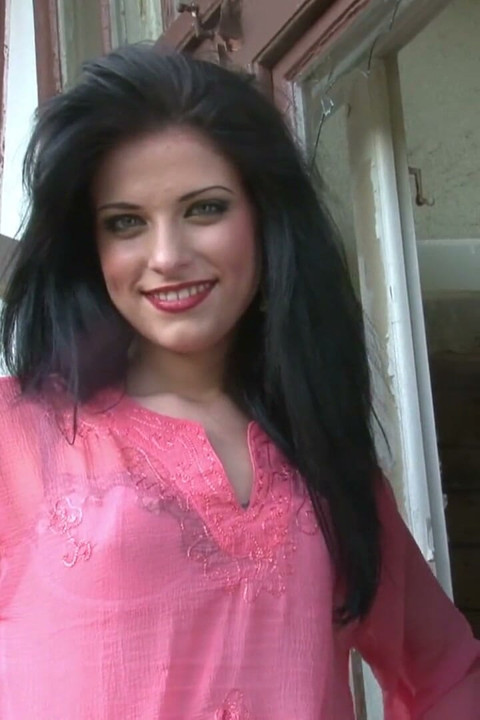Sexy babe loves posing for the camera outdoors