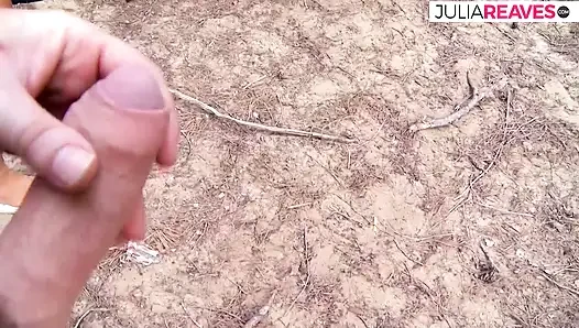 Di luar ruangan di hutan, ada payudara besar kendur ber goyangan