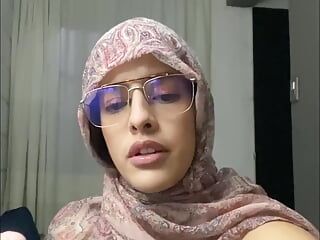 Araba che indossa il suo hijab e fa sesso con più cazzi in modo anale geme con piacere