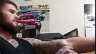 Un homme hétéro tatoué trait sa grosse bite