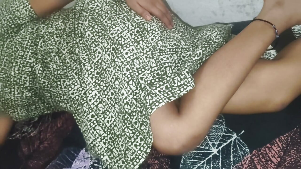 Temporada 379. Bhabhi bengalí follada con su novio llevando un camisón verde