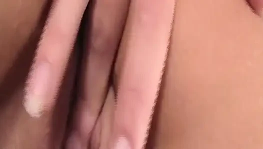 Cewek sange rambut cokelat lagi asik muasin memek bebasknya pakai jari sampai menganga lebar