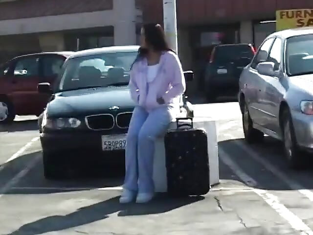 Fileli egzotik hatun binmeden önce aygırın sikini yalıyor